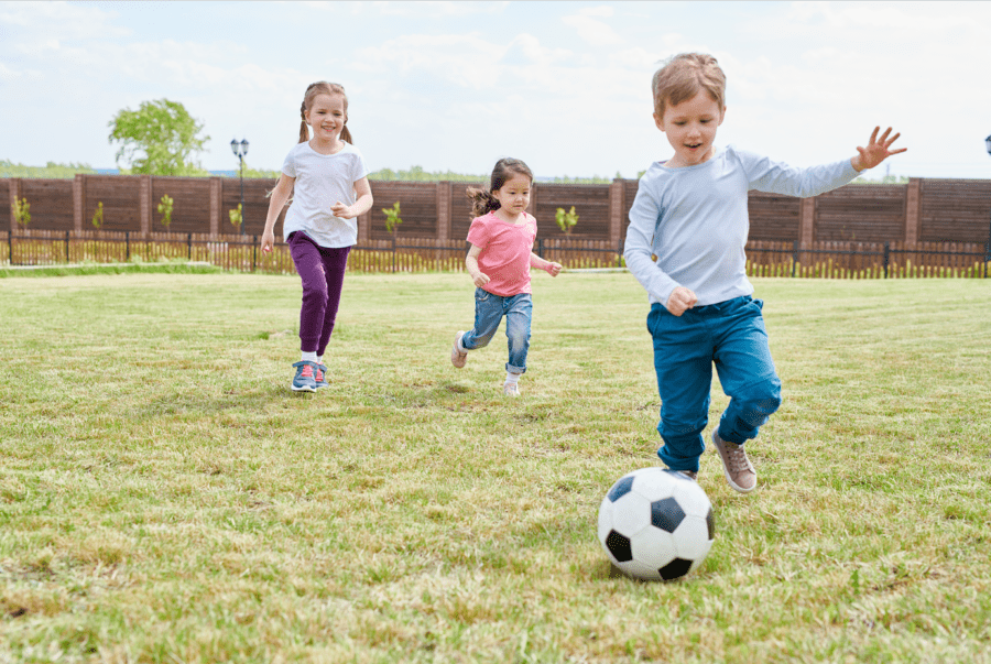 The unschooling method: children play outside according to their interests.