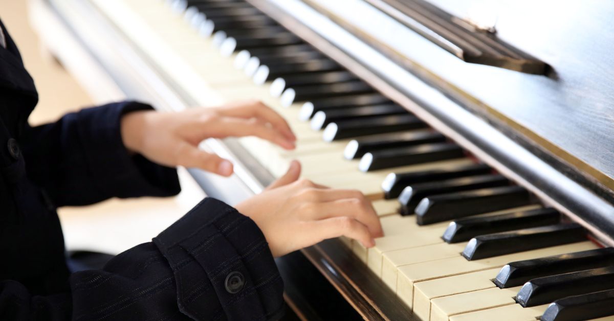 A child plays the piano.